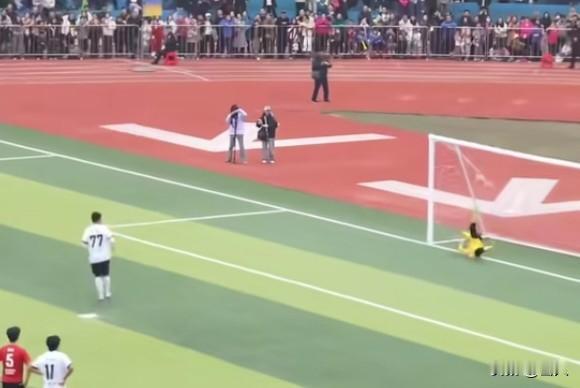 意外吗湘超冠军永州队77号黄嘟嘟上场踢球射门百分百进球得分。9-9神战刷屏！超2