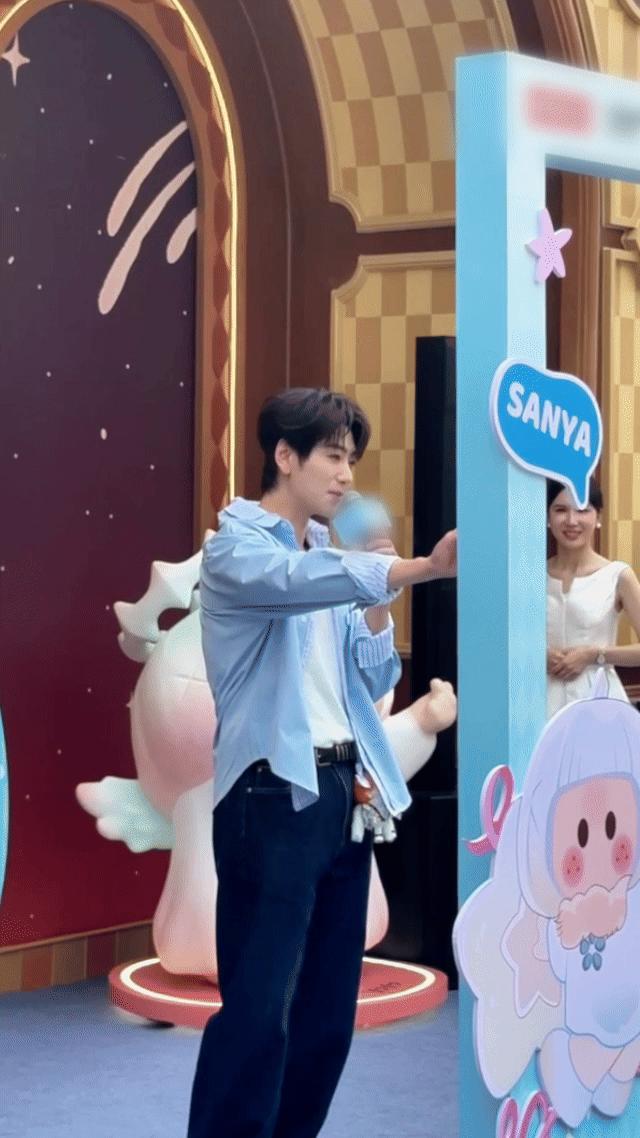 崔雨鑫在三亚续写炽热🌊阳光帅哥崔雨鑫降临三亚，清爽穿搭适配海边美景，大方饭撒宠