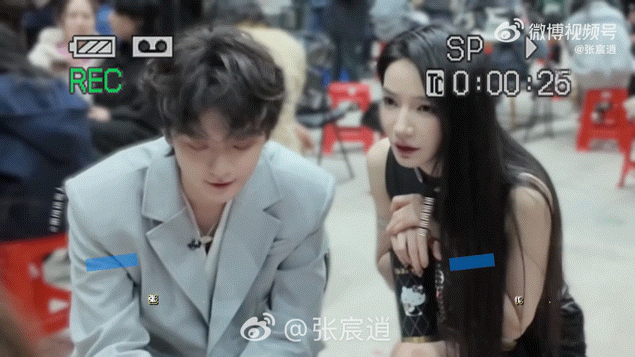 张宸逍发长文安利代斯  张宸逍发布长文和探班视频亲自上阵打call安利代斯，弟弟