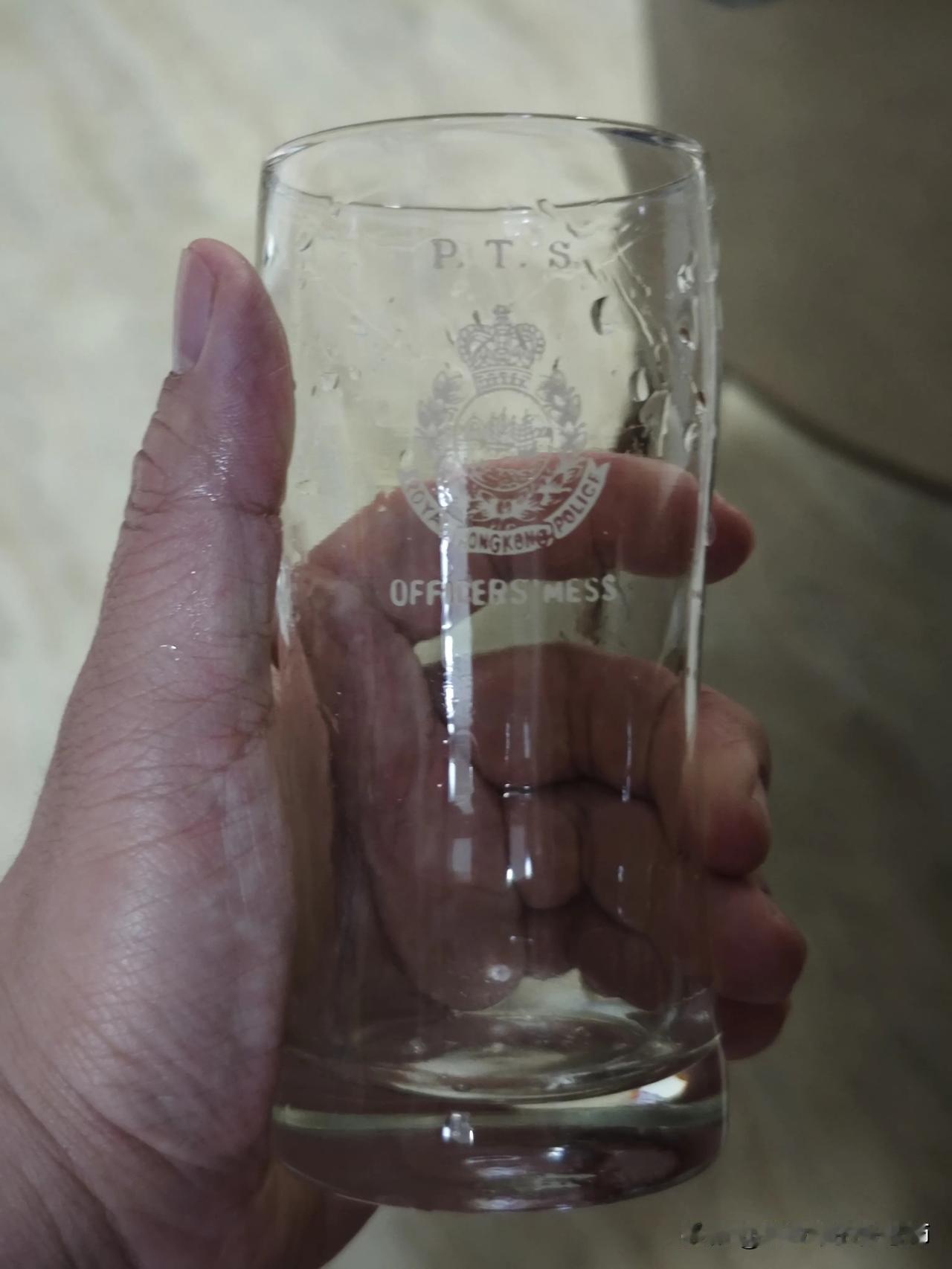 生活趣事分享昨天在一个香港老差人那里收到个玻璃杯，大家看得出是啥么？洗干净用用感