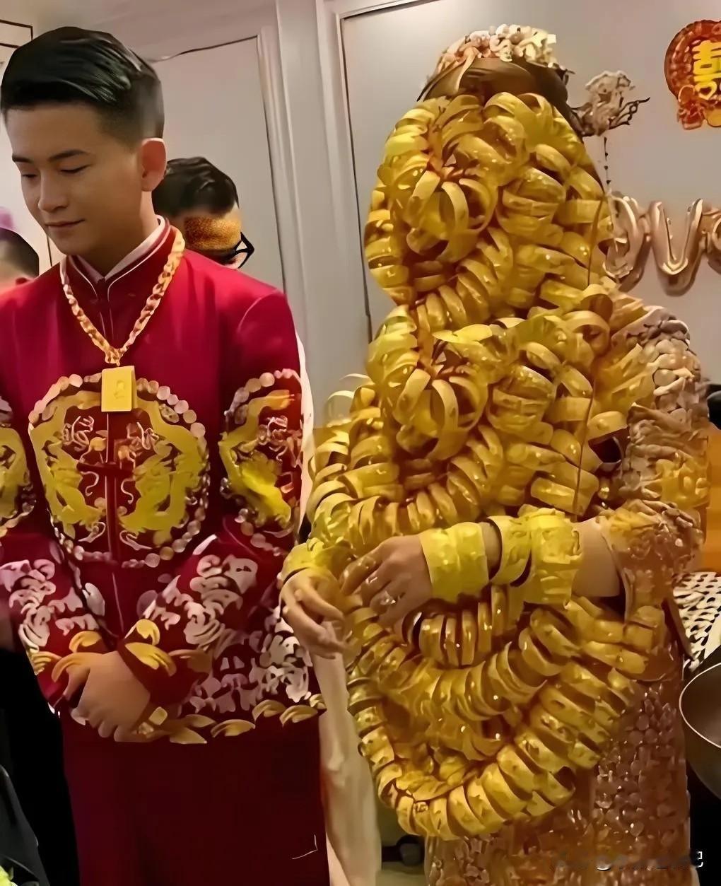 2013年，金价一路狂跌，很多人嘲笑东方大国的大妈们抄底，但大妈们不为所动，坚持