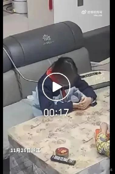一边充电边玩手机，发生事故层出不穷，可事情没发生在自己身上，有的人就像听笑话一样