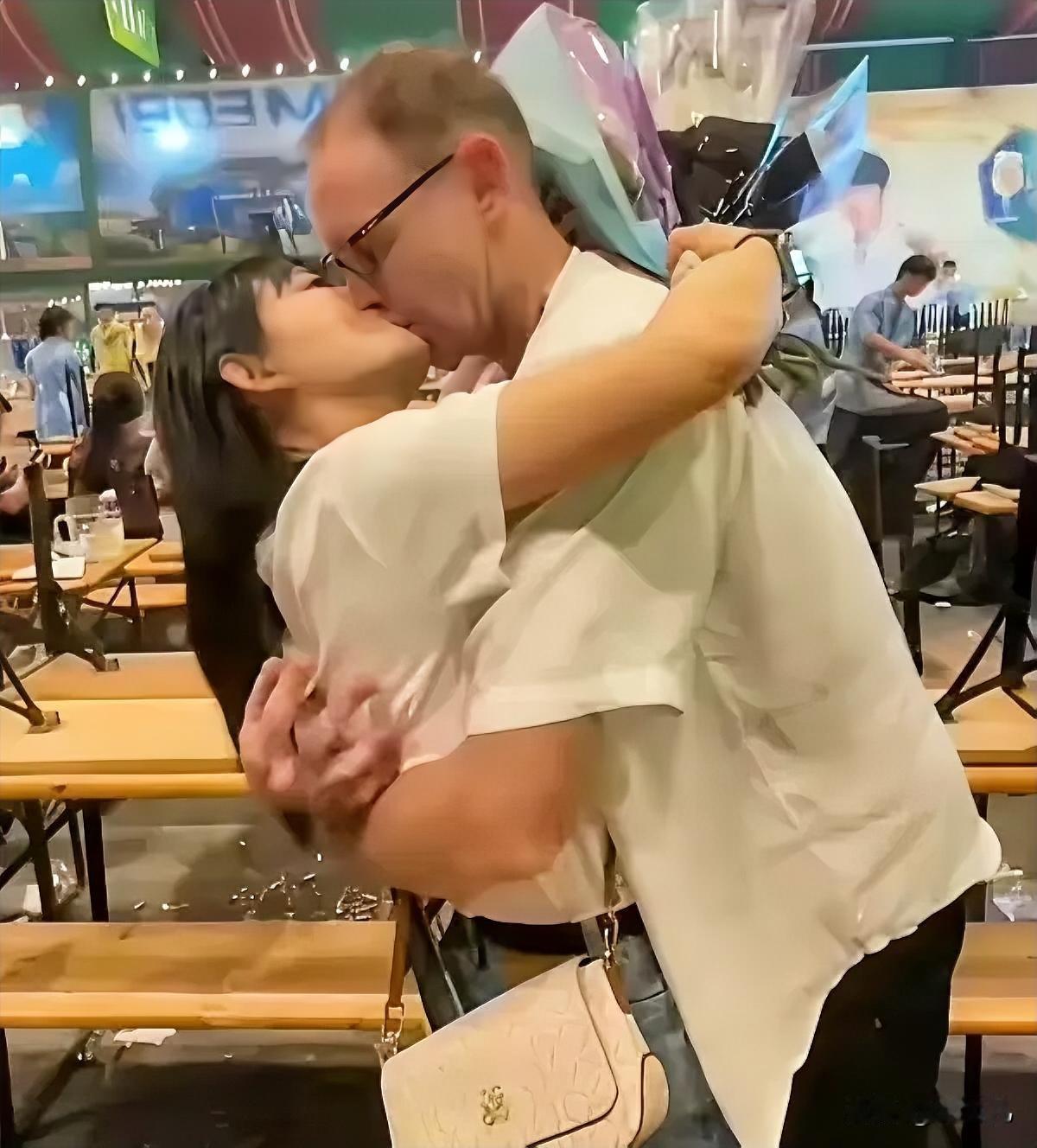 二十多岁的黄花大闺女，
外国人就一顿烧烤一束花，
外加几句甜言蜜语，
几十分钟就