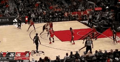 不看人妙传！杨瀚森这球视野真好！在今天NBA常规赛开拓者对阵公牛的第一节比赛中，