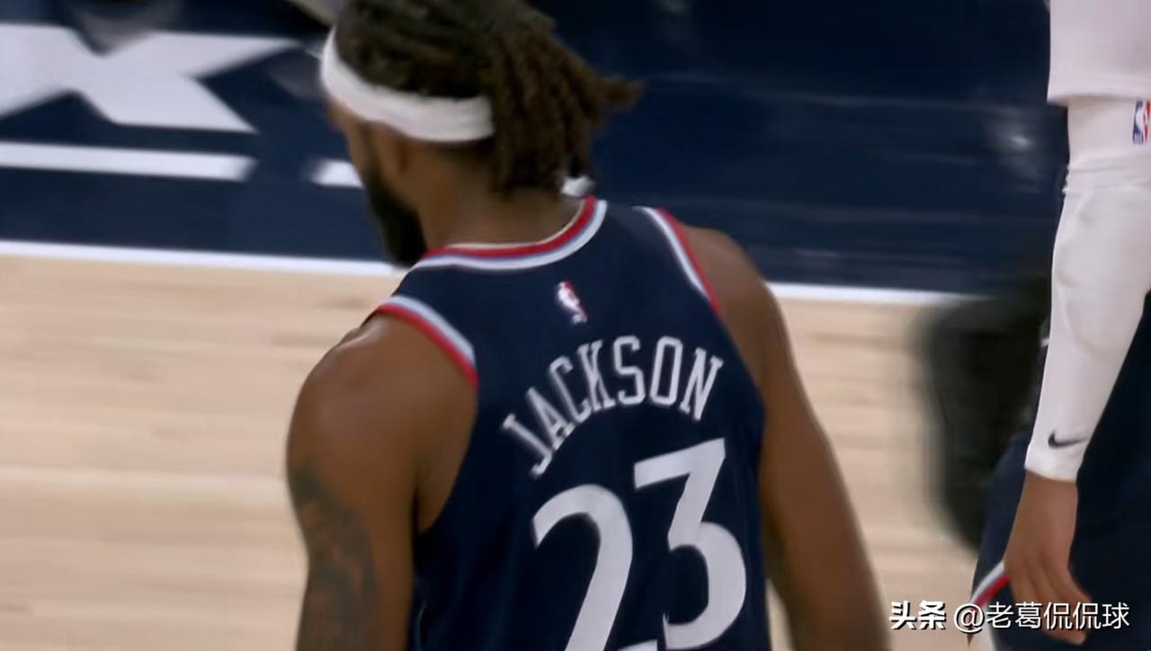 快船大将杰克逊真是太有自知之明了！在今天快船主场以119：94大胜猛龙的赛后采访