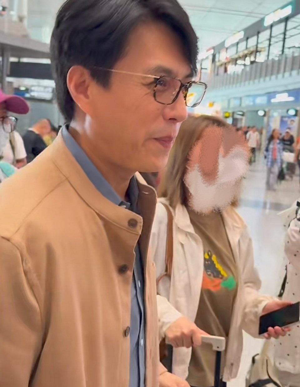 靳东作为丝路大使出席西安第十三届丝绸之路国际电影节开幕式现场，在机场出发时被网友