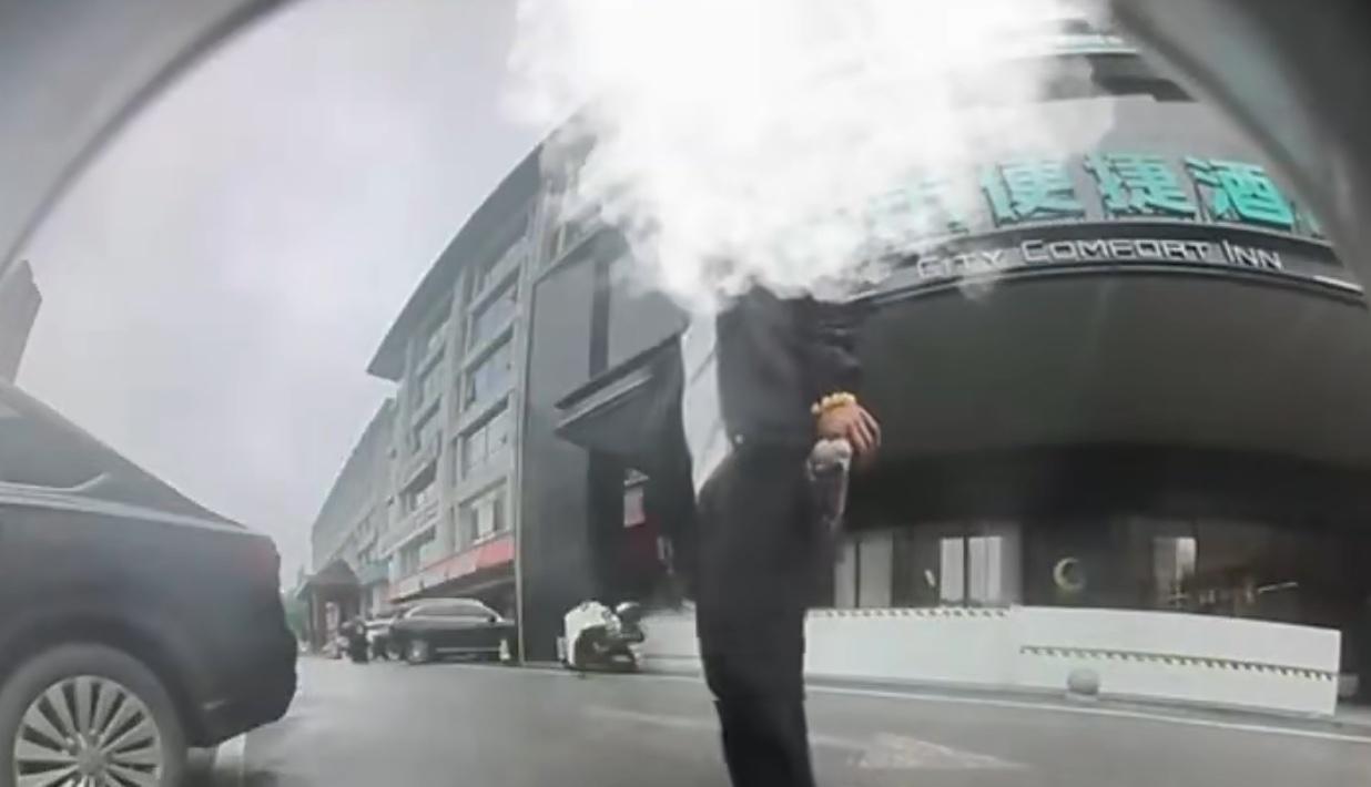 4月12日，湖南长沙一男子李某酒后持刀划伤路边车辆，竟还将买来炖汤的鸽子血涂抹在