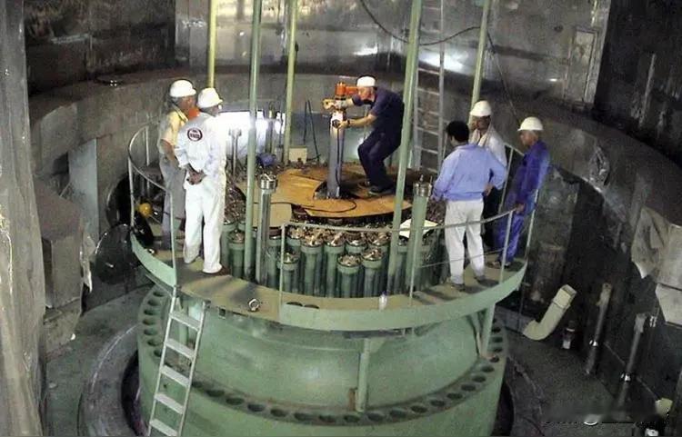 伊朗为保住神权政府，宁愿自费双手的做法，让美国内心窃喜。但是美国要求伊朗废除并销