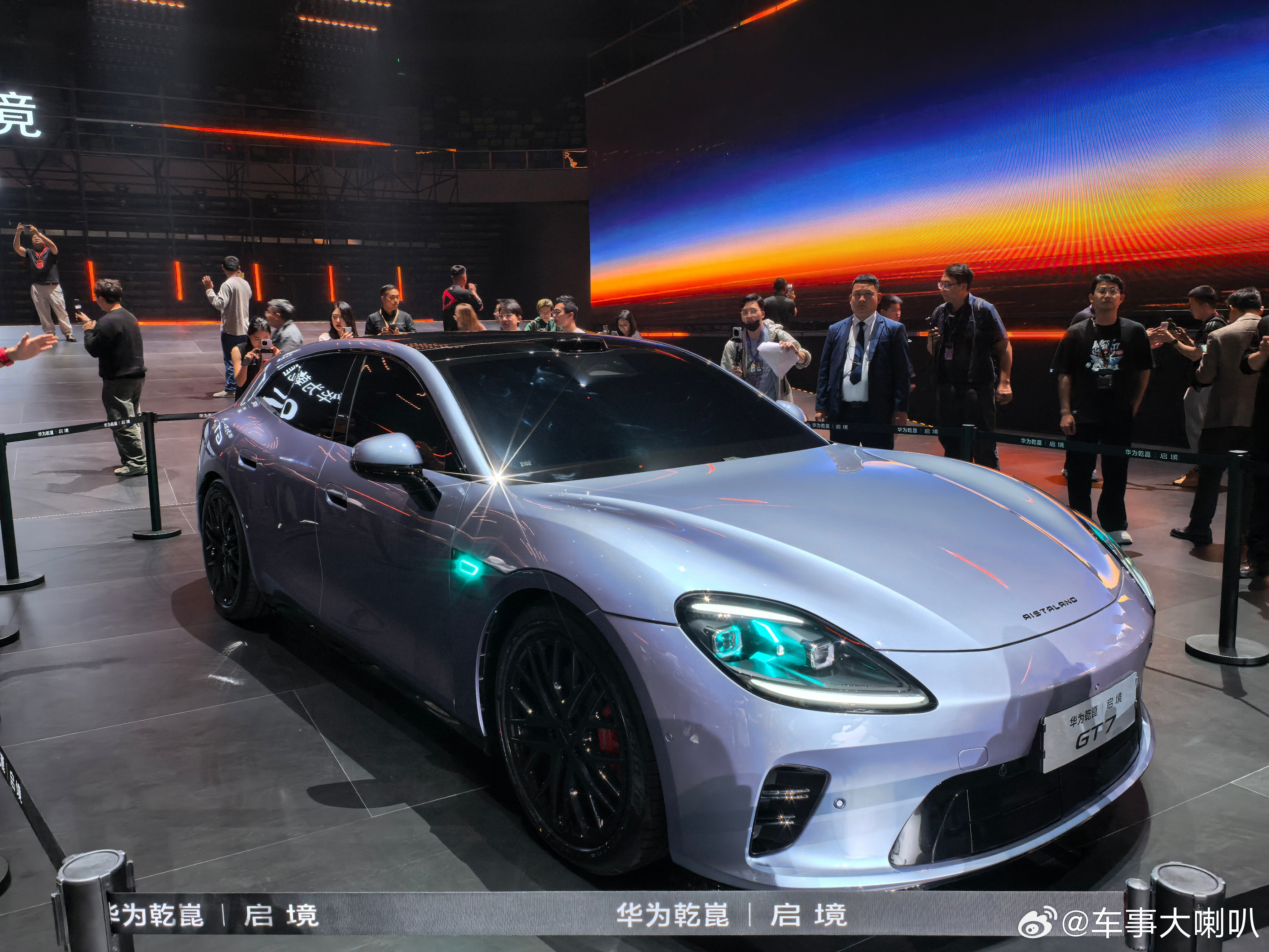 张雪身价上亿还在用两千多块钱坏手机  建议广汽集团尽快联系张雪，给他送辆车广汽及