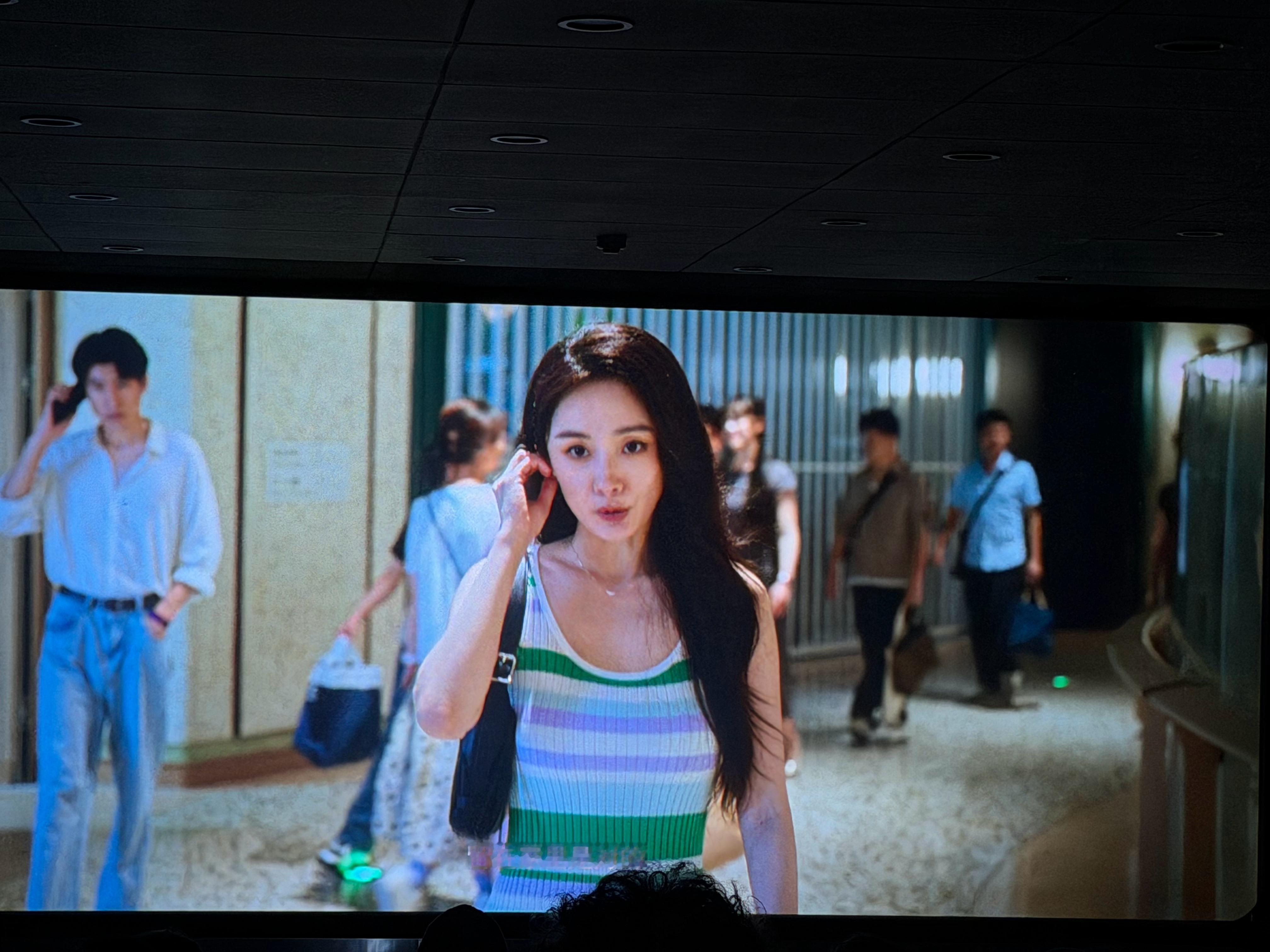 杨幂带火吊带条纹长裙这样的女特务，一定要警惕，千万不能掉以轻心！ 