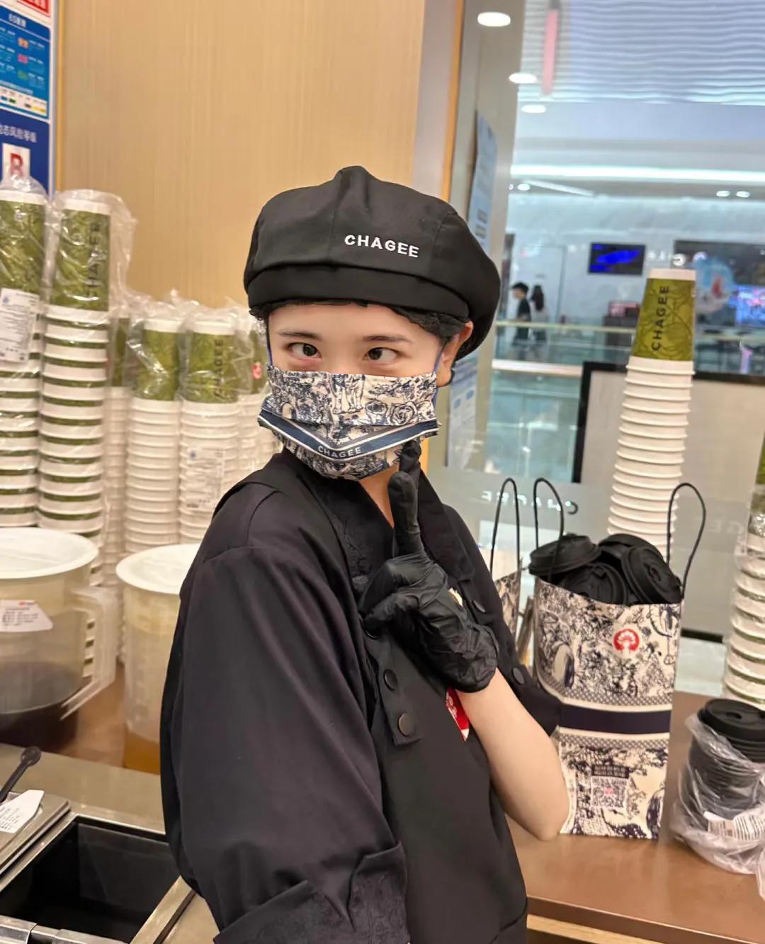 霸王茶姬居然还有这么漂亮可爱的小妹妹呀？