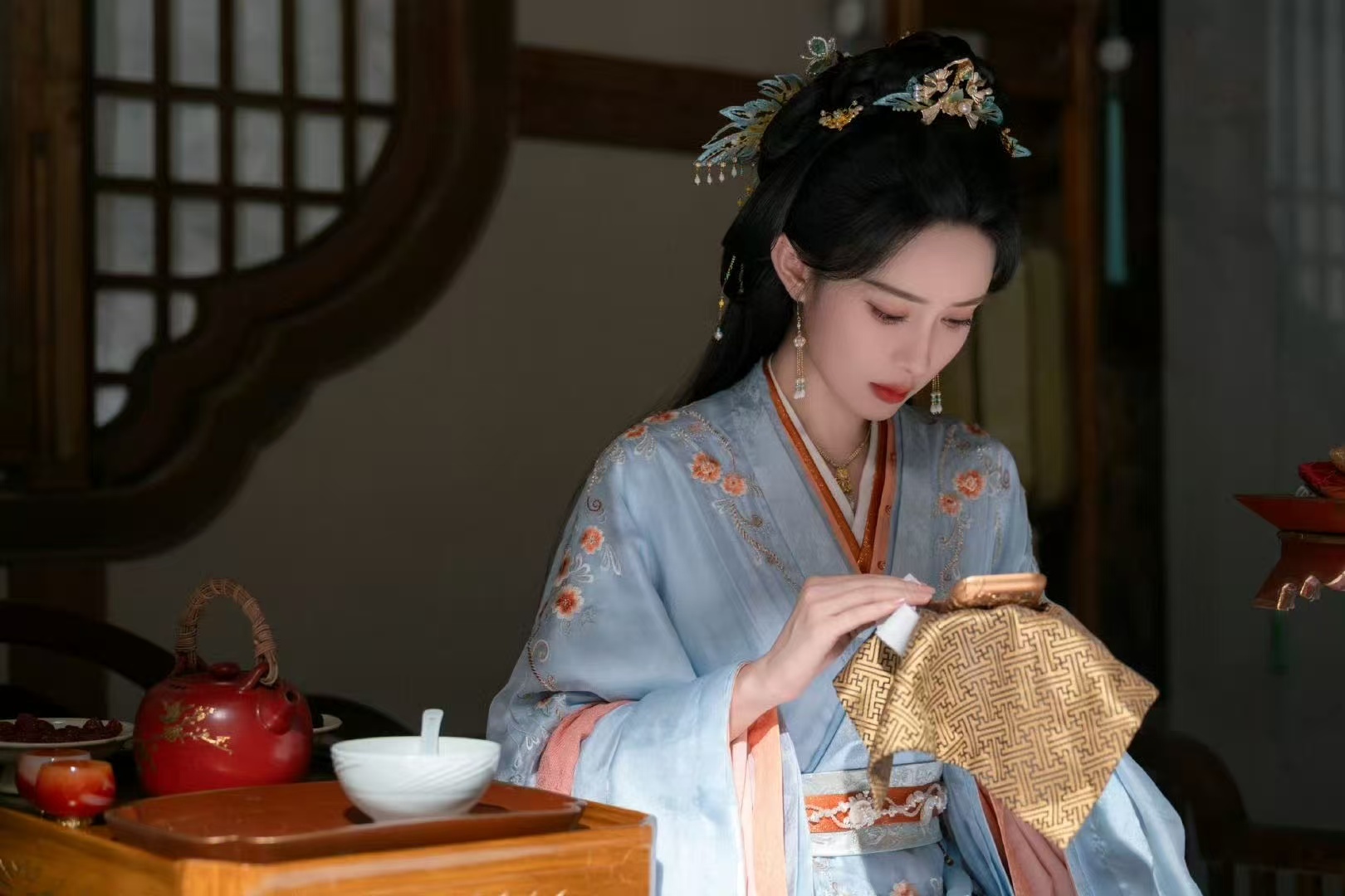孟子义亲手为这段感情画上句号 孟子义这波离婚请帖直接打破常规！华丽的装帧配上决绝