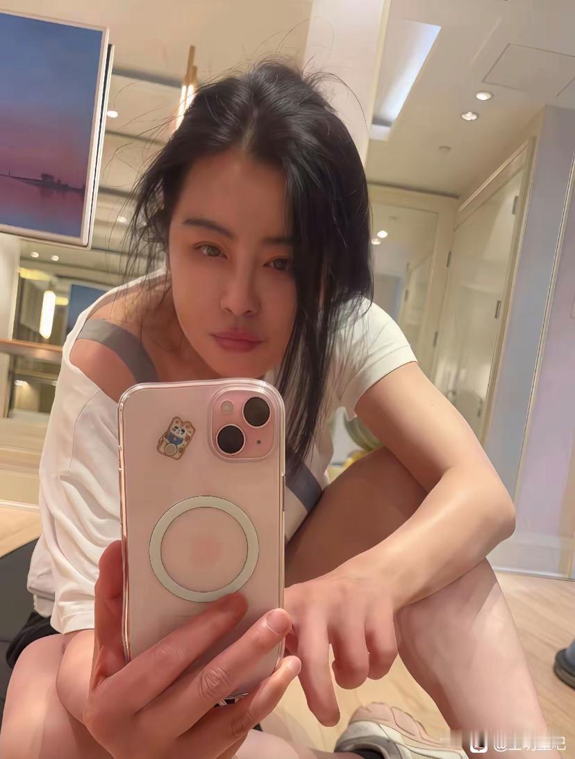 59岁王祖贤的素颜自拍，美了一辈子的人连松弛感都赢麻了！
谁能想到这是快60岁的
