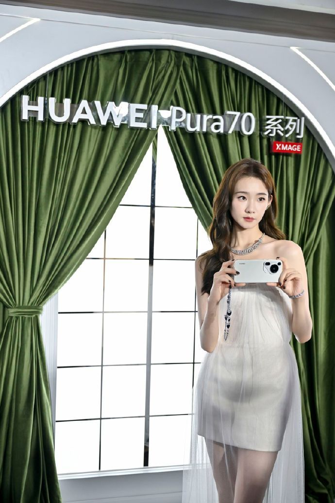 #华为Pura70锐意风尚之夜群星现场# 华为Pura70锐意风尚之夜群星红毯上