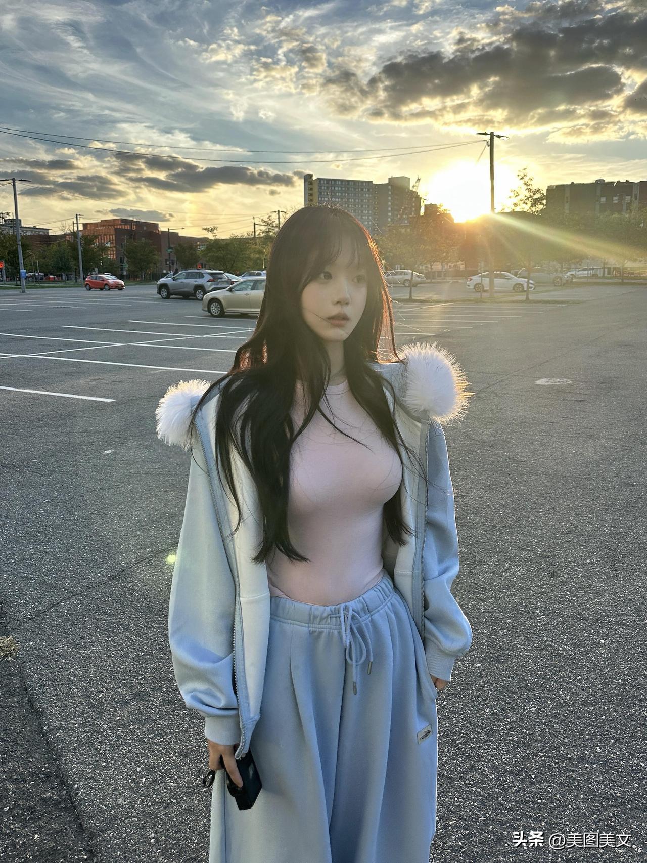 落日余晖下的少女，温柔与帅气并存🌅✨