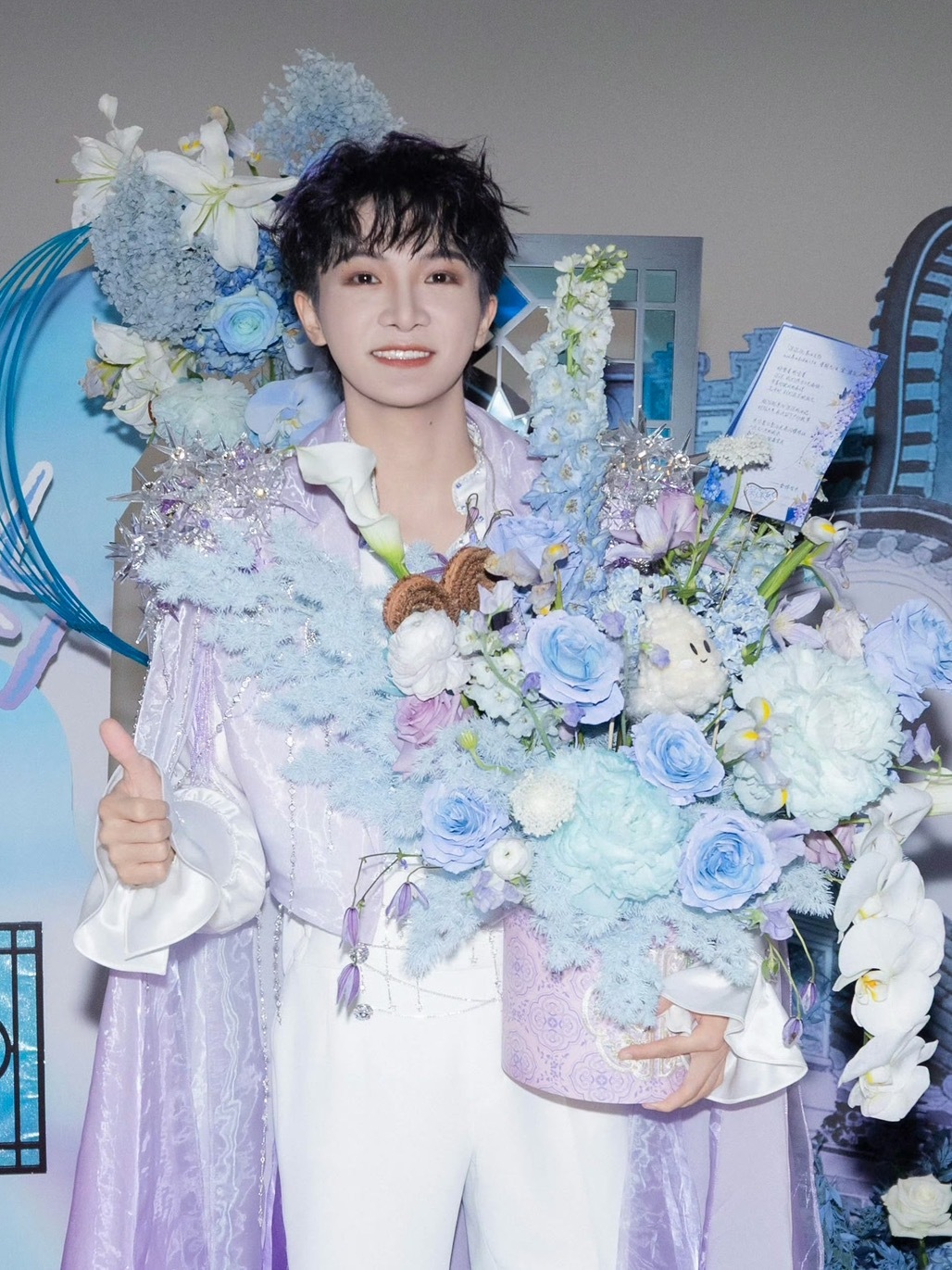 等一下……！深儿捧着的这个桶看起来好像是上次那个说是很沉很沉的桶（） 