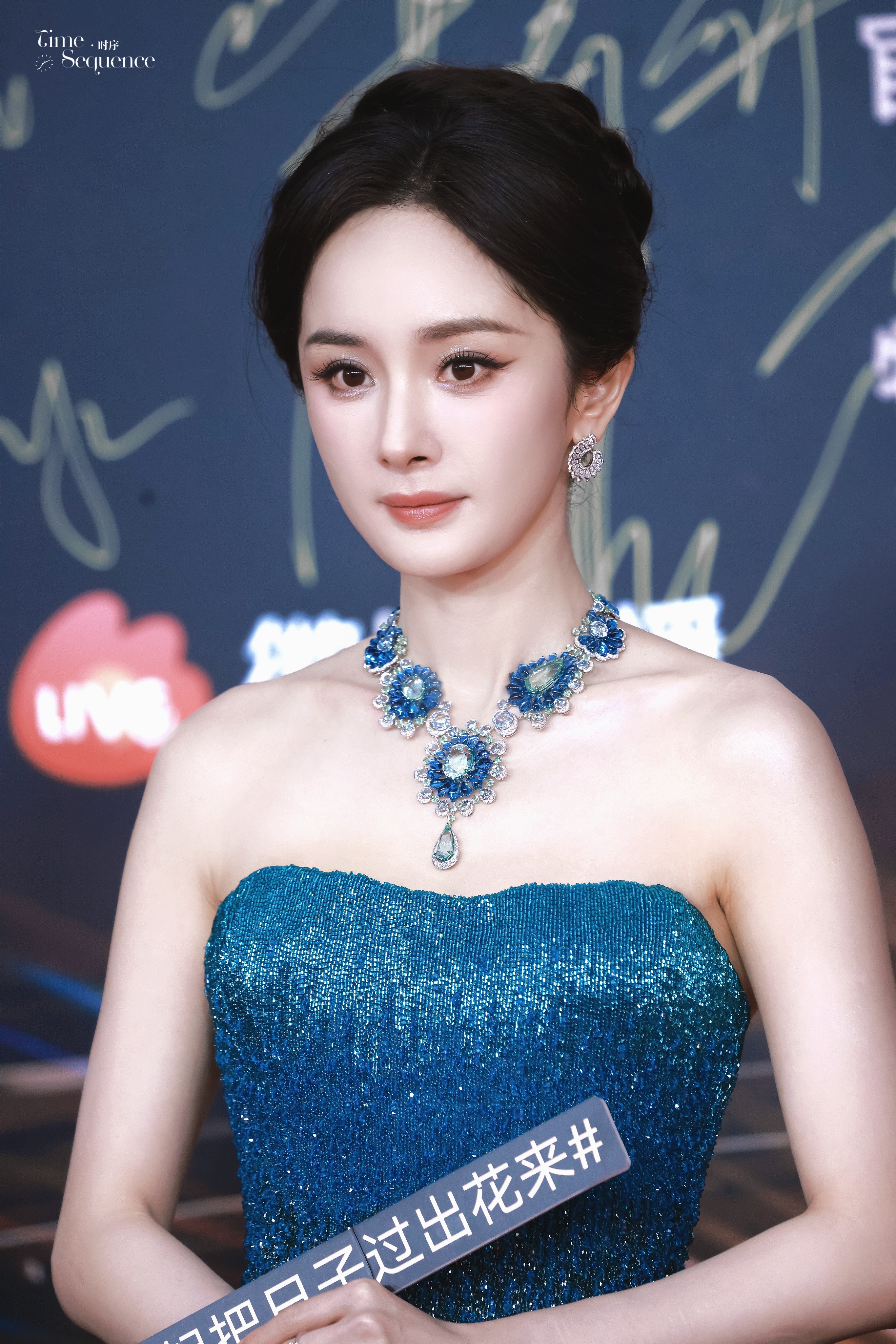 “你的眼眸才是真迹”杨幂 蓝孔雀女王微博视界大会红毯 ​​​