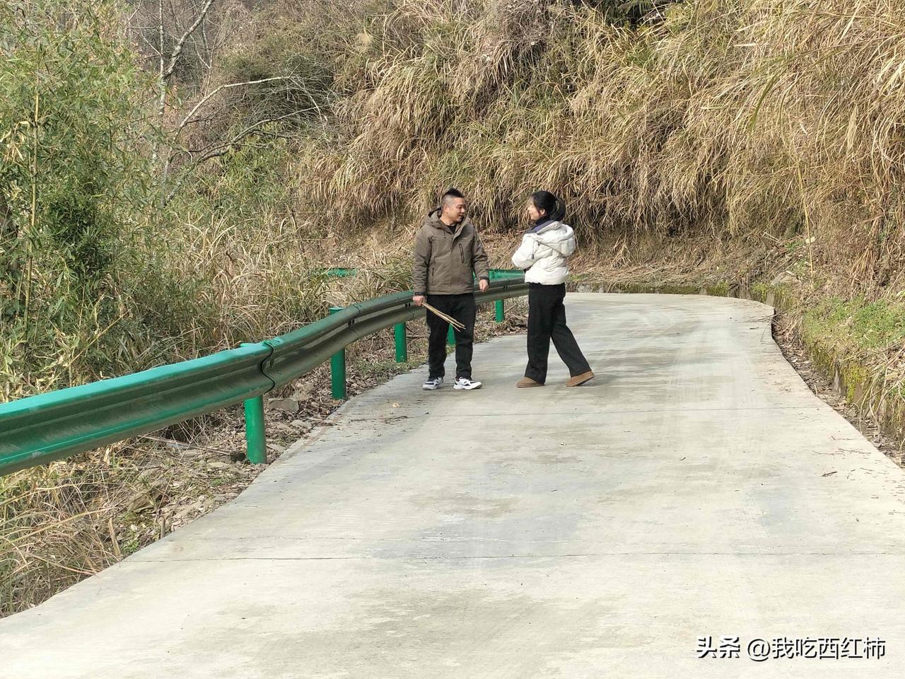 感觉我爸妈好暧昧啊
本人高一女,长大了才慢慢感受到家庭里细微的幸福。我爸爸是我们