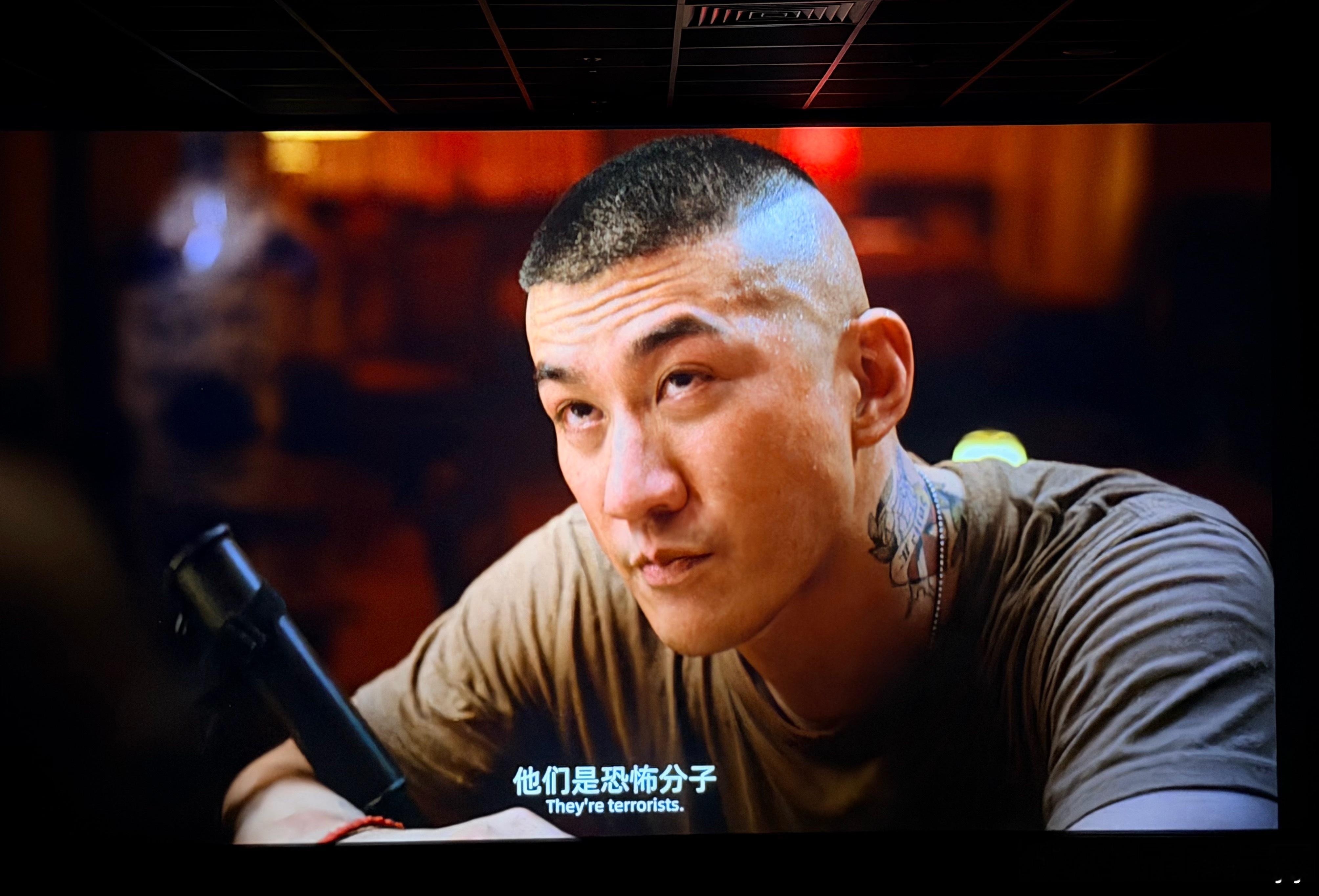 刚刚特意买了3张票全家去看，真的很多情节还有台词都会让人心里一紧又一紧。前一分钟