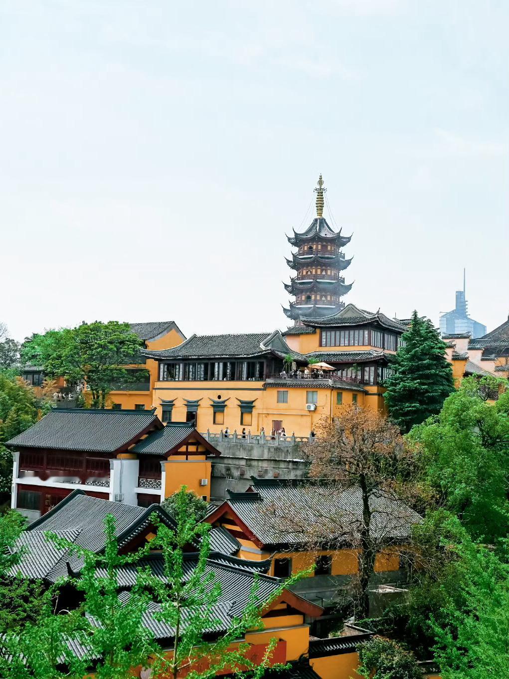 这个冬天这么玩 南京古鸡鸣寺有“南朝四百八十寺”首寺之称，始建于东晋时期，已有1