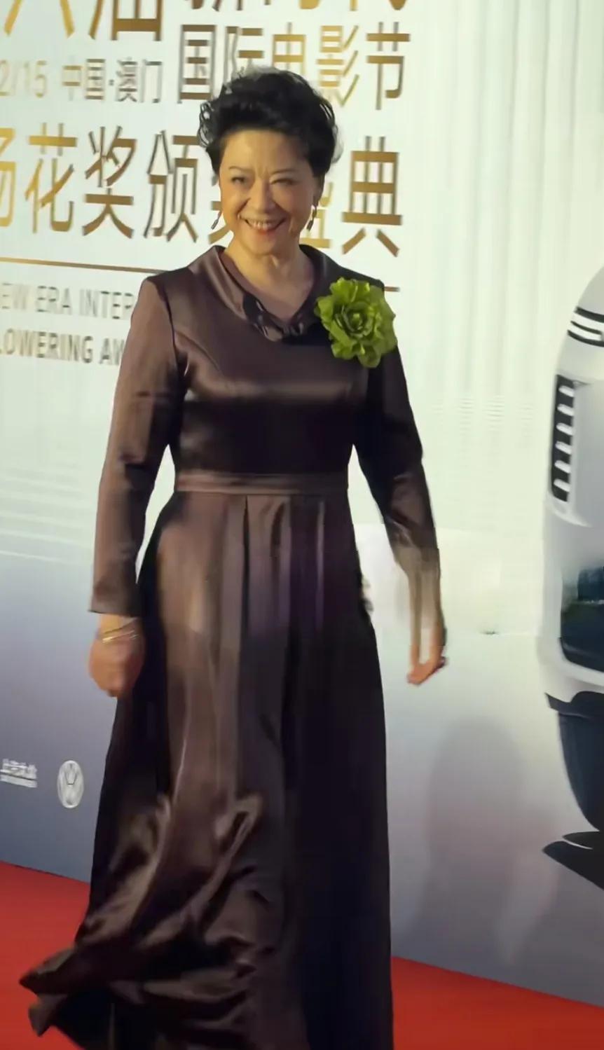 王馥荔76岁这状态真好。落落大方，优雅漂亮 天下第一嫂 。还培养了优秀的儿子。