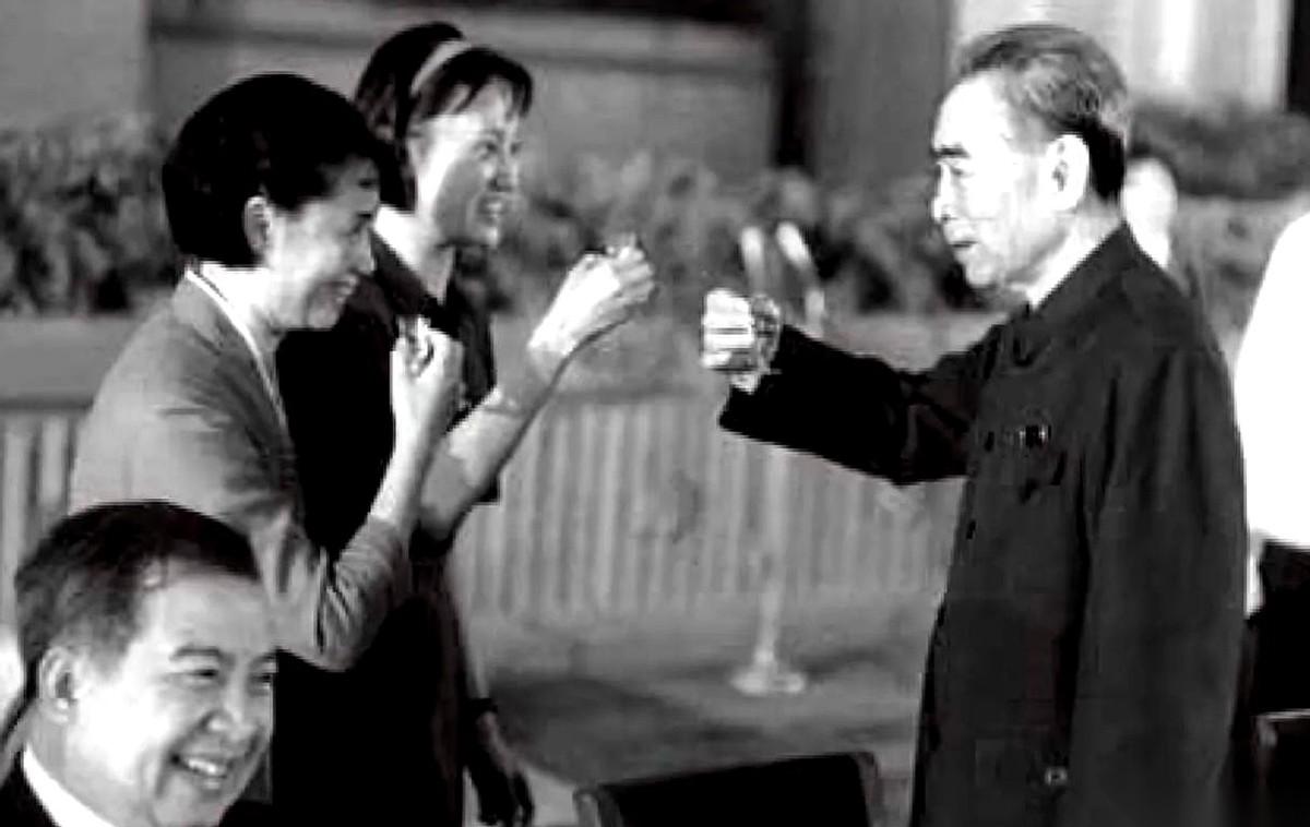 就这张照片，1974年的国庆招待会。
你知道那时候总理的身体已经什么样了吗？每天