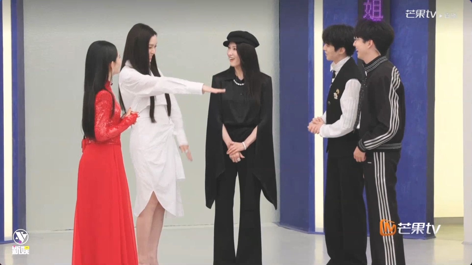 王俊凯比范玮琪儿子才大一岁王俊凯在练习室唱歌被范玮琪看到王俊凯 乘风初见面直播小