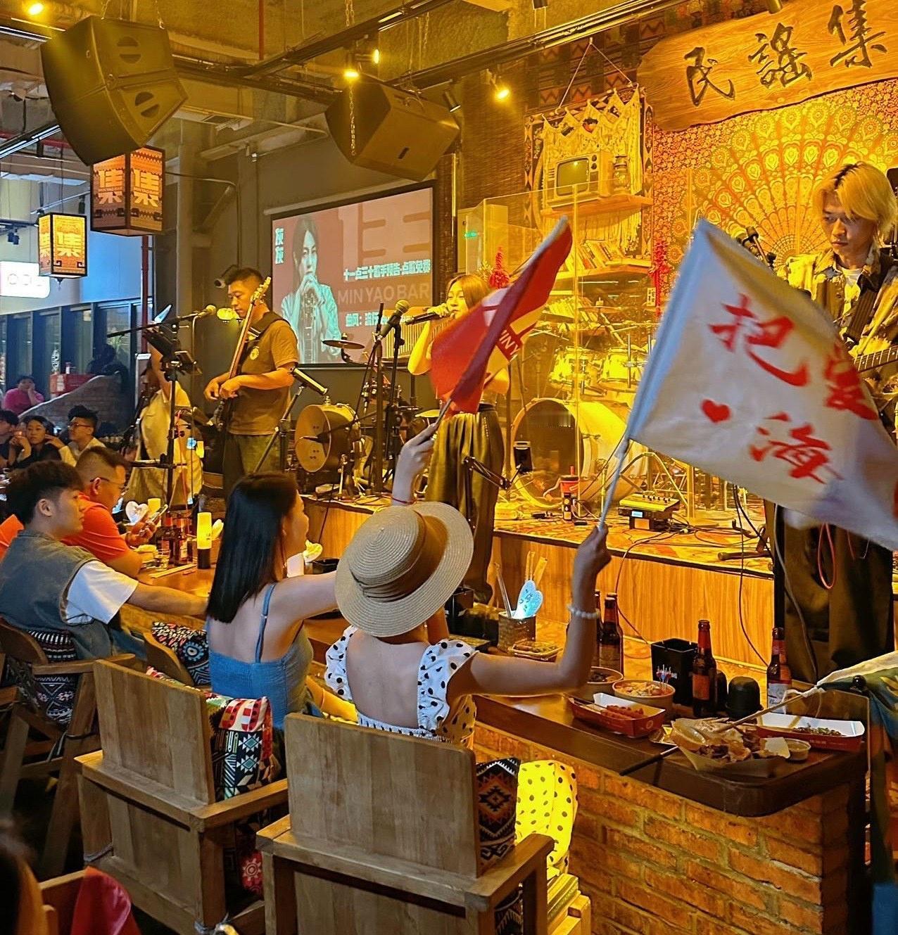 白天睡不醒晚上不想睡
这个世界不能没有音乐🎵
晚上和朋友经常过来民谣集小聚
在
