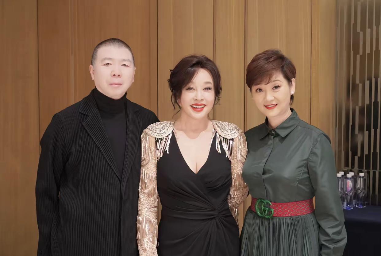 2023年，刘晓庆参加活动时与冯小刚夫妇的一张合影。刘晓庆和冯小刚早年有多次影视