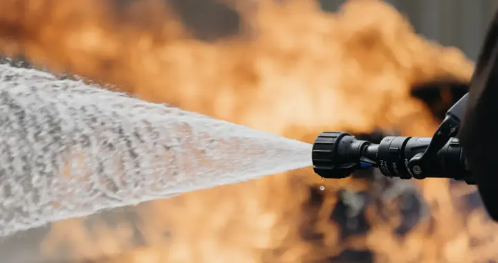 节水67%，他把跨界造的消防喷头，变成了火场前线的数据采集器