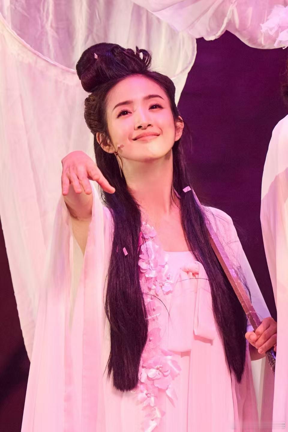 张震林依晨依旧现役法拉利 他俩站在一起就是一部戏。张震×林依晨，江滨柳×春花，会