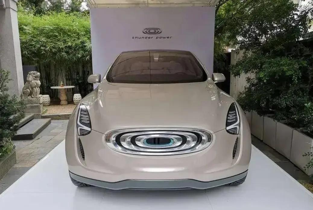 你怎么评价这个车的外观？
这个新能源车品牌，名字叫昶（chǎng）洧（wěi）。