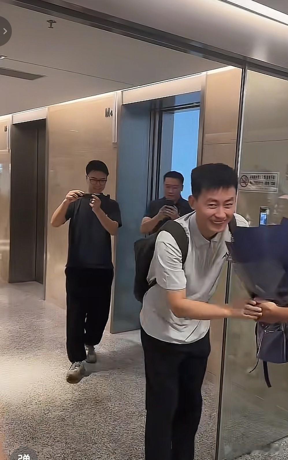 发现了吗？

峰学蔚来是一家极为团结友爱、极具人性化的公司！

此次武亮出院后首
