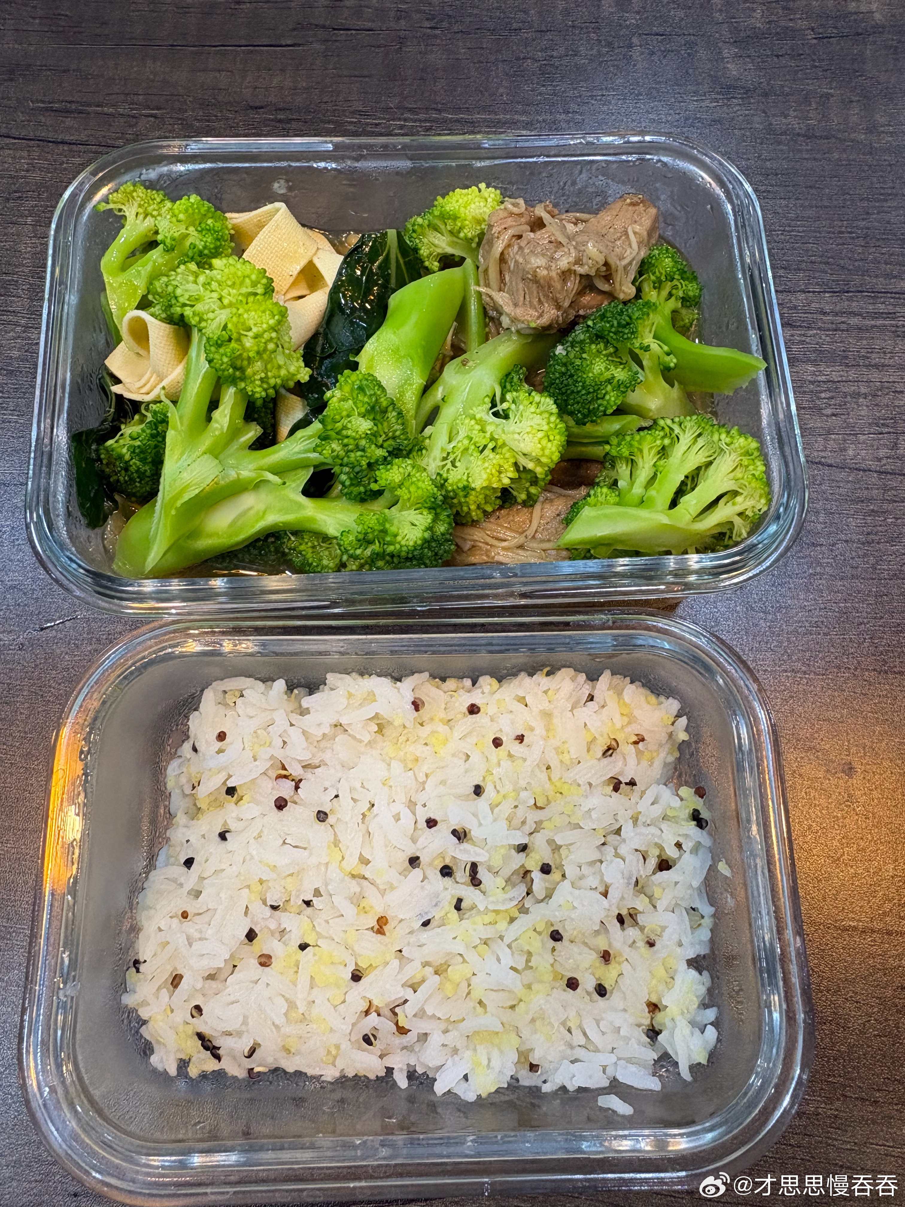 给大家看看中关村打工人的午餐～没错，是我自己早上出门的时候做的金针菇排骨，西兰花