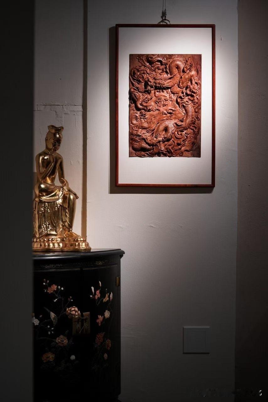 缅花｜挂屏

有些作品，
不是用来看“细节”的，
而是第一眼，就先被气场压住。