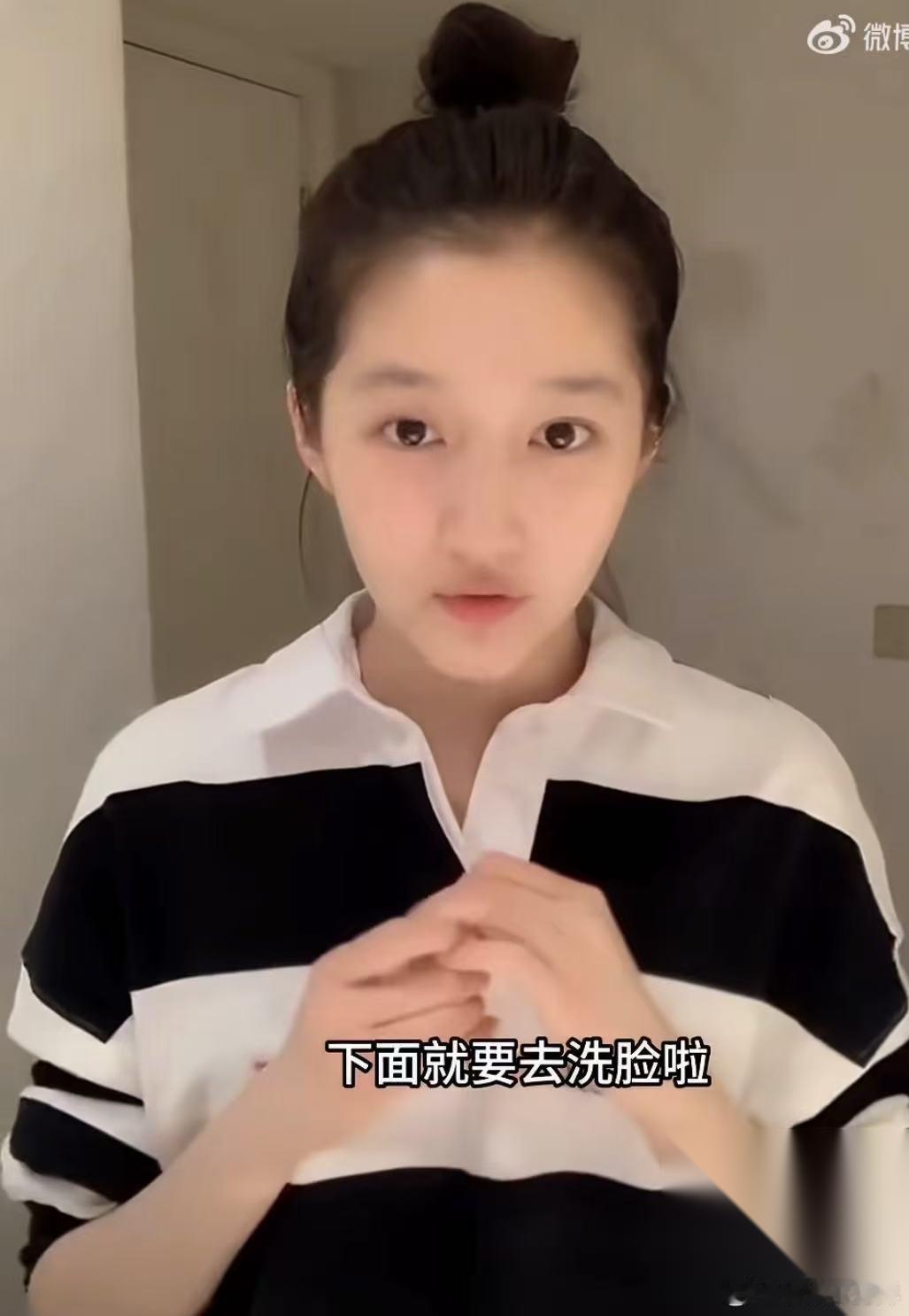 仔细看关晓彤的长相 越发越觉得奇怪 不是因为她29岁长得和小时候一样，也不是她脸