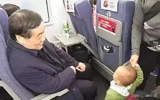 娃哈哈宗老的节约绝不是演的！这点，从他的出行方式就可以看出来！身价好几百个亿，竟