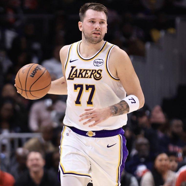 湖三崩虽迟终到，湖人打残阵也不擅长。
老鹰：我们背靠背出战，然后3名首发不打。