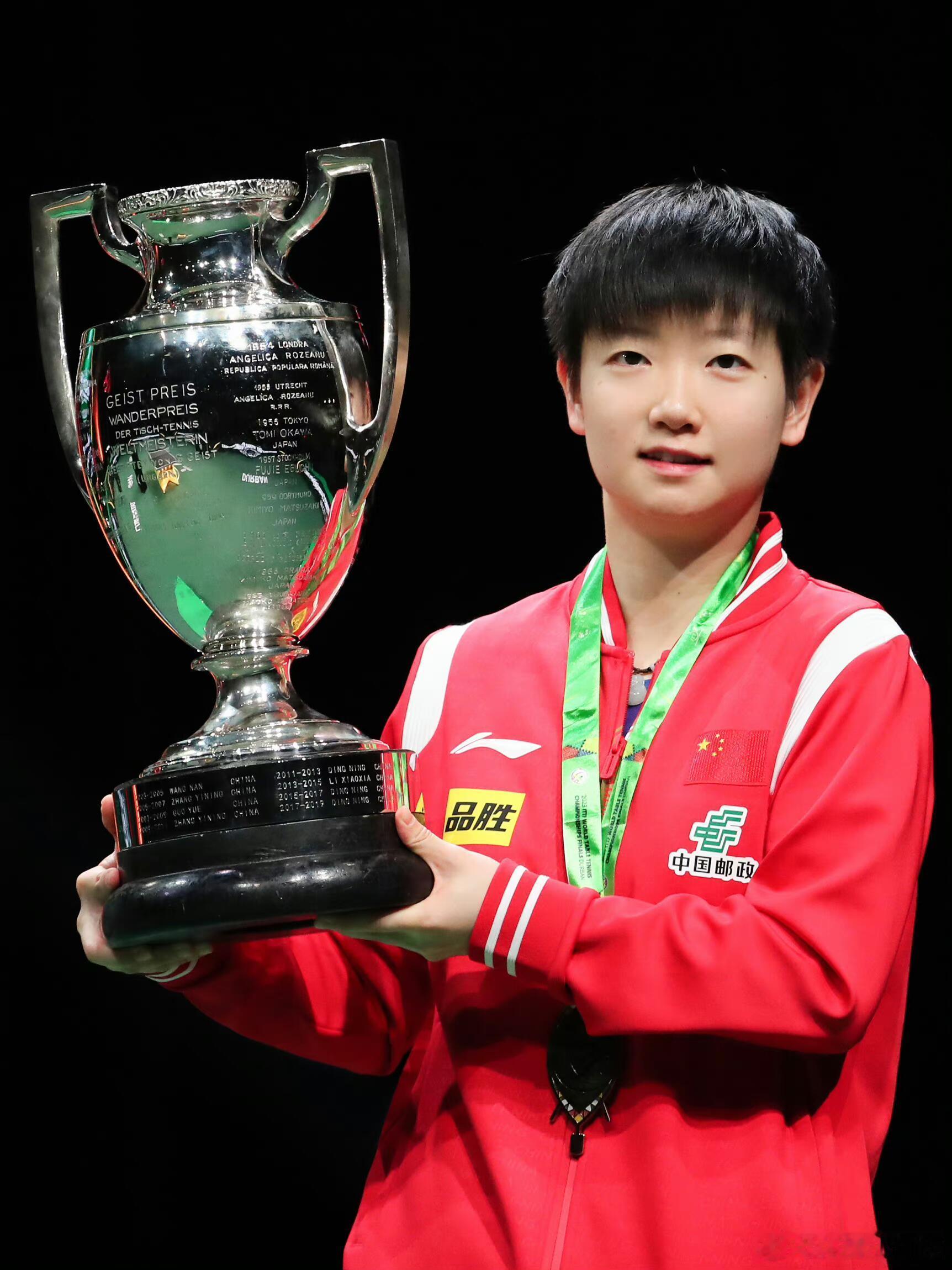 这是孙颖莎职业生涯第一次捧起吉盖斯特杯，吉盖斯特杯对于孙颖莎来讲就是一簇希望的烽