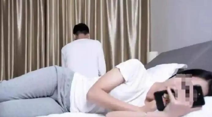 湖南永顺，已婚女医生与男同事于车内发生关系，而后并未即刻报警。三十余日后，男同事