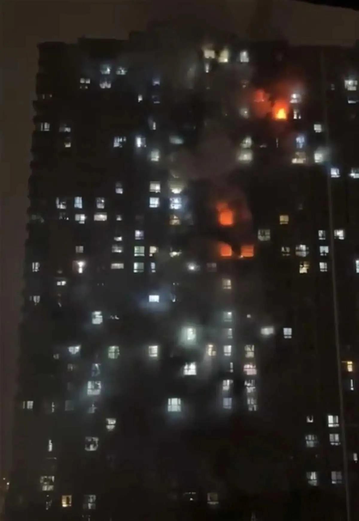 【突发！死伤超50人，南京明尚西苑高层住宅深夜火情，买房警钟再敲响】夜幕下的南京