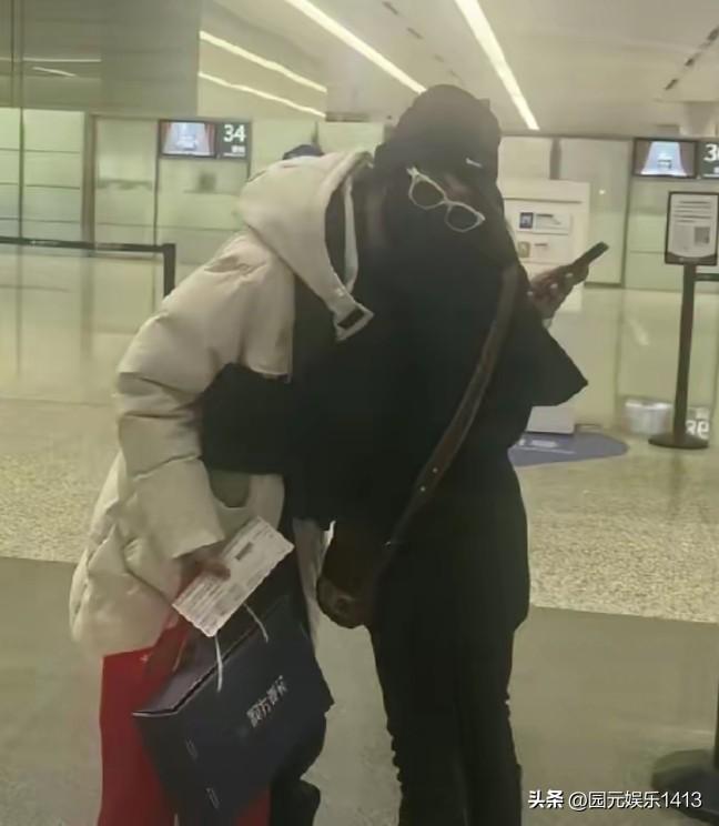 久违的拥抱，张云鹏和妈妈的拥抱迟到了20多年。
      张云鹏这次回国认亲的