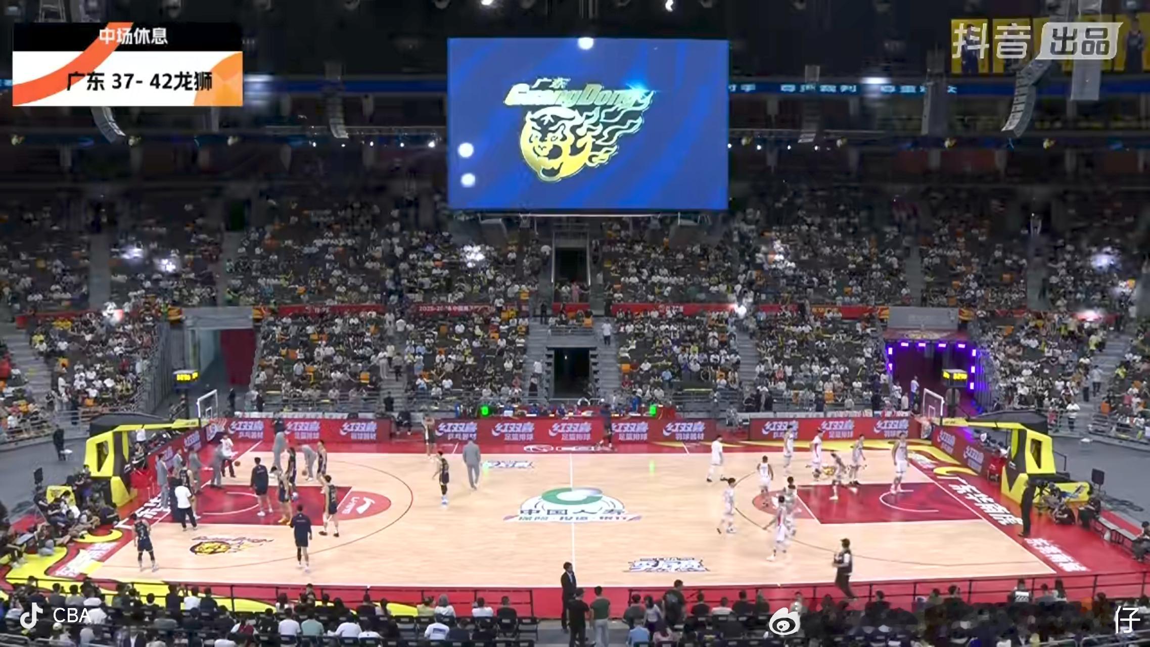 广东男篮vs广州男篮现在坐满了，下赛季价格还是调整一下吧 