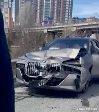 《太阳报》报道，当地时间周二，费内巴切俱乐部主席萨代丁·萨兰在前往乔巴尼体育场途