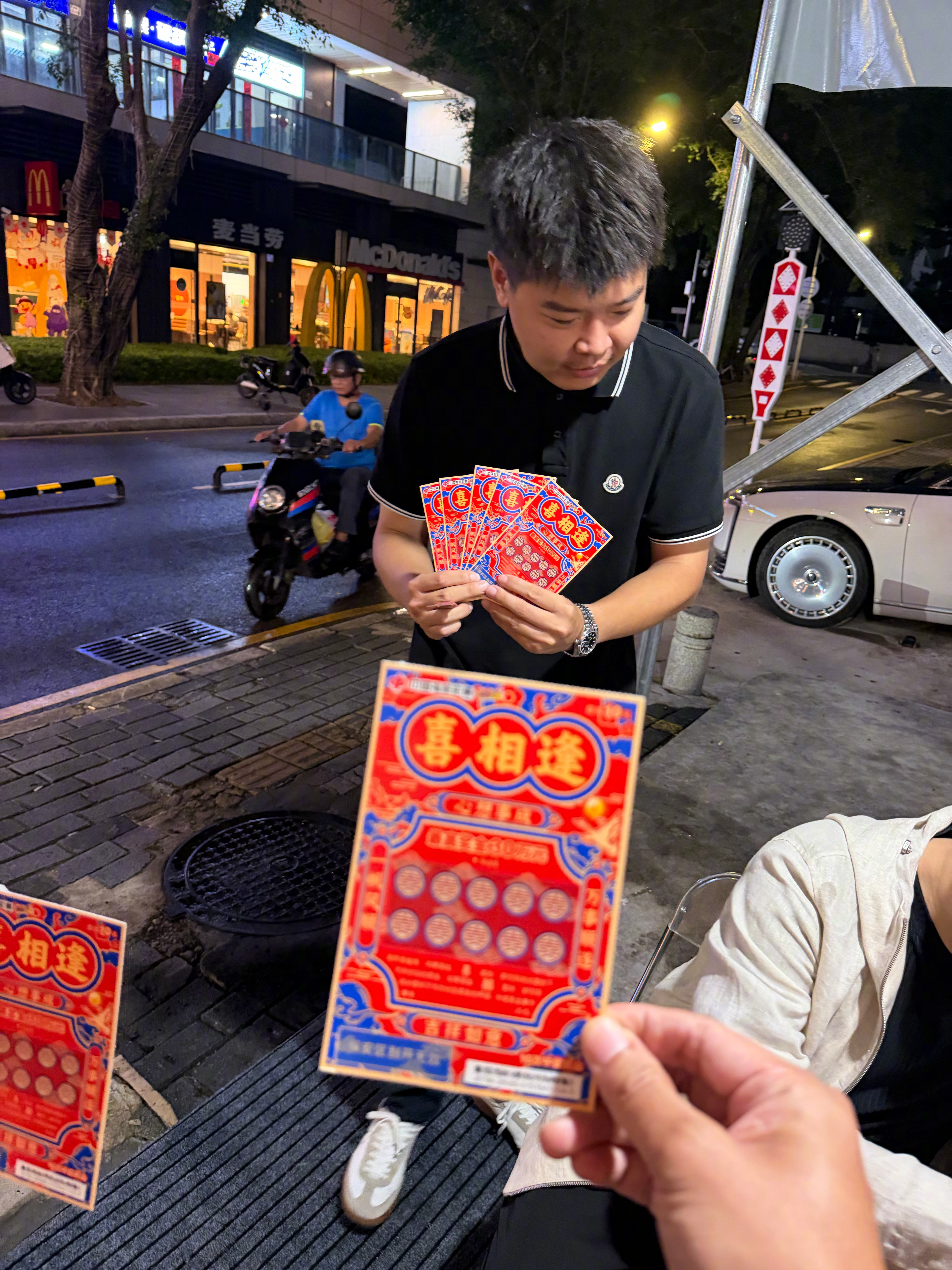 刚到大运烧鸡，就请我们刮刮乐，他特意选了喜相逢，毕竟刚刚公布喜事，刚刚和大运烧鸡