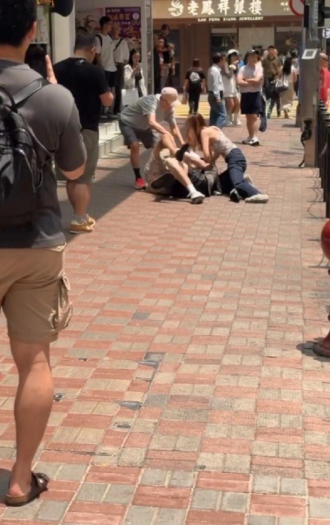 香港铜锣湾骆克道发生的两名男子街头扭打案，更多内情近日曝光。据消息透露，其中一名