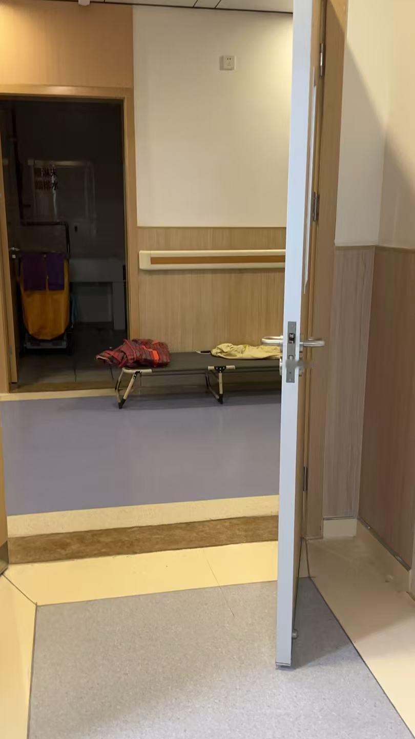 老爸出院后住在了医院康养科，里面的工作人员很尽职，可我还是担心向来硬气的老爸需要