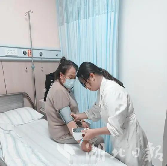 这下悲剧了！湖北武汉，一大妈因家人买了很多饮料，便将饮料当成水喝，每天最低为3瓶