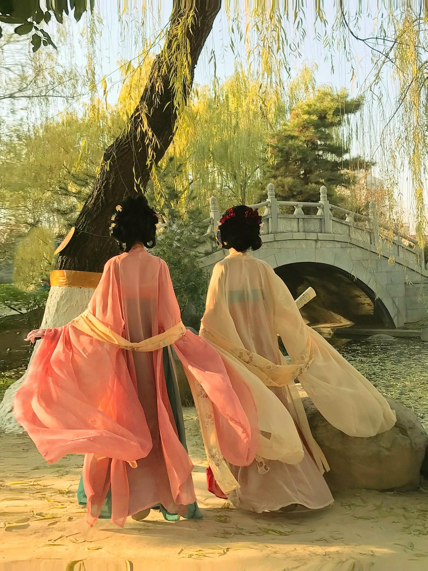 “皇后娘娘皇上让我弹凤囚凰给他听……