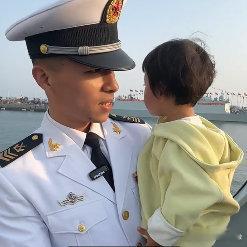 【2岁女童在青岛探班舰员爸爸】青岛舰艇开放日2岁女儿认不出舰员爸爸4月26日，海